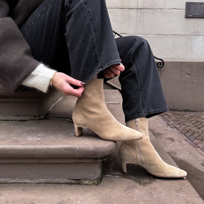 Beigefarbene Veloursleder-Stiefeletten mit Absatz