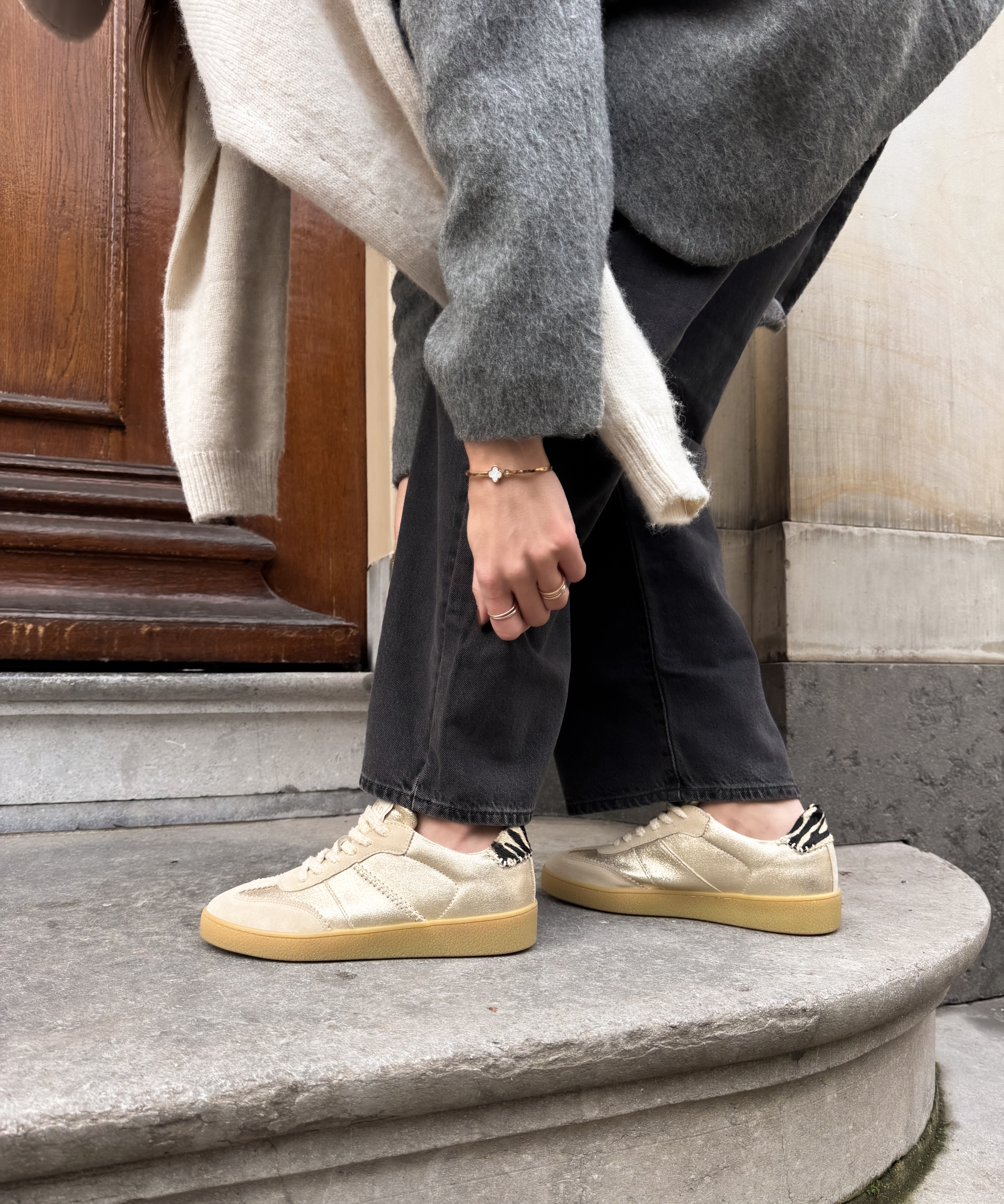 Goldfarbene Ledersneaker