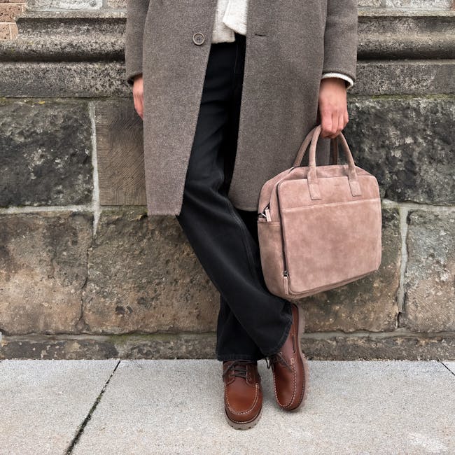 Taupefarbene Laptoptasche aus Veloursleder 18.5 Zoll