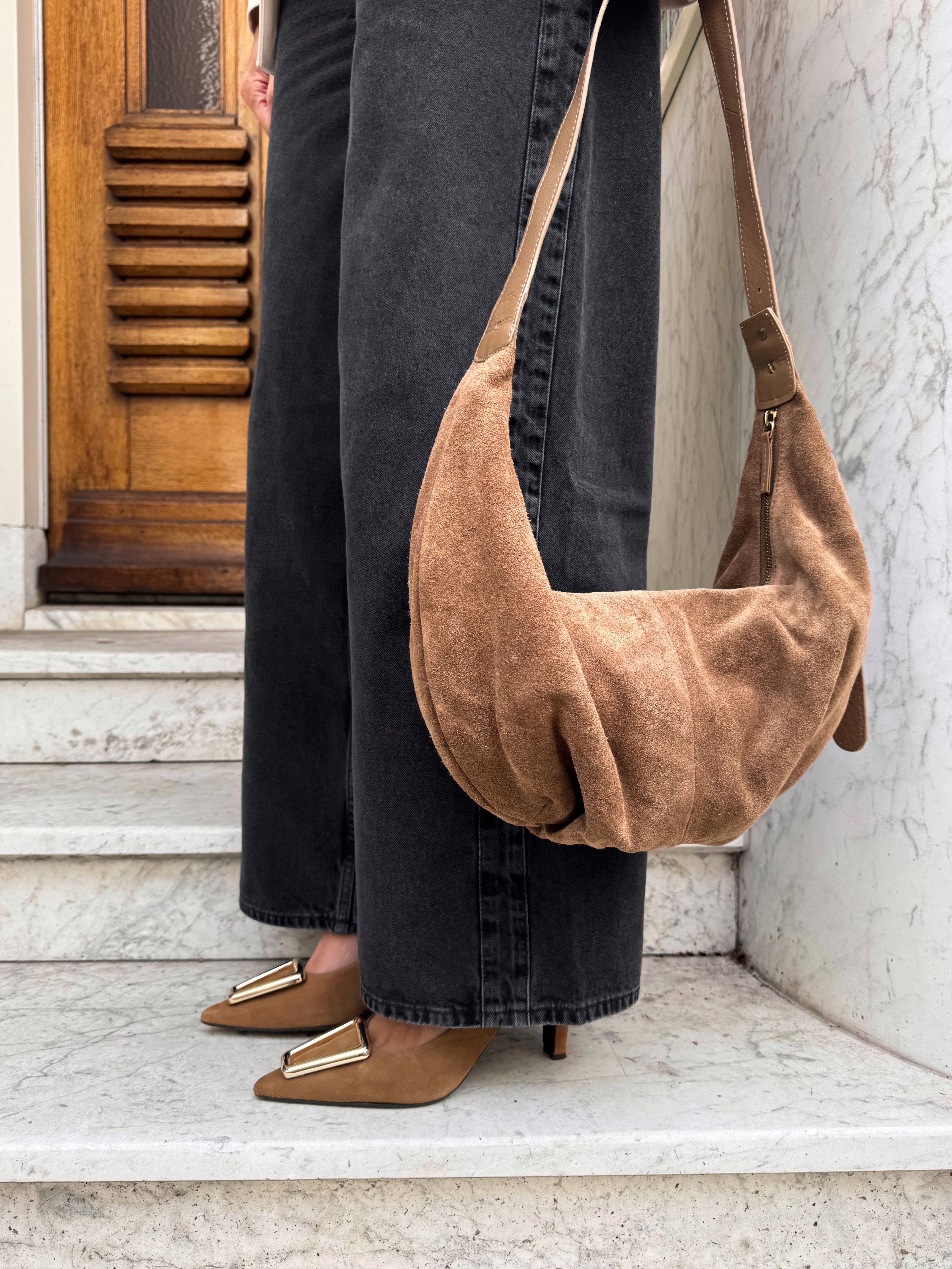 Braune Schultertasche aus Veloursleder