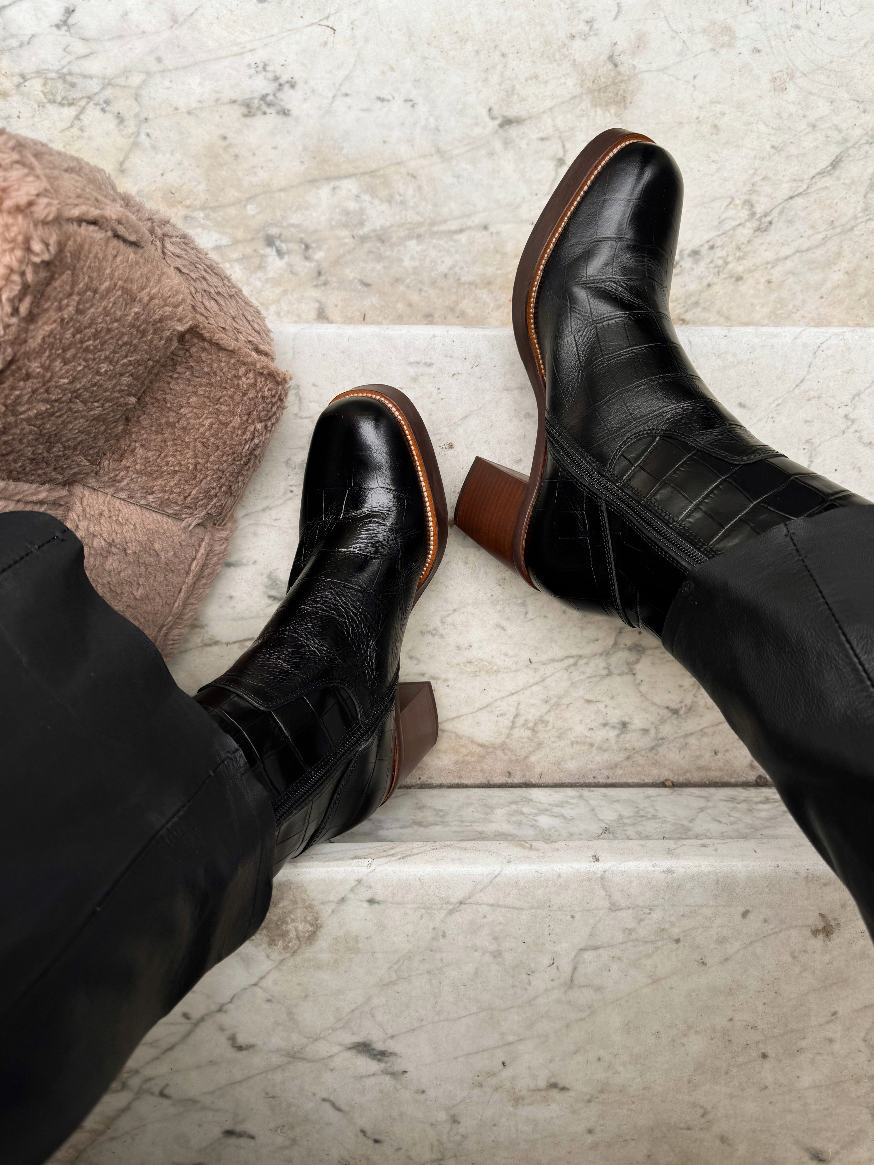 Schwarze Lederstiefeletten mit Krokomuster